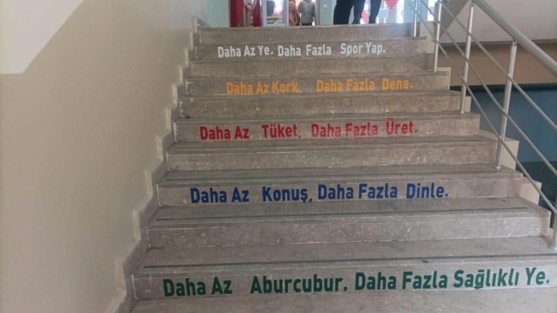 Okulumuzun Merdivenlerini Değerlerimiz İlgili Cümlelerle Donattık.